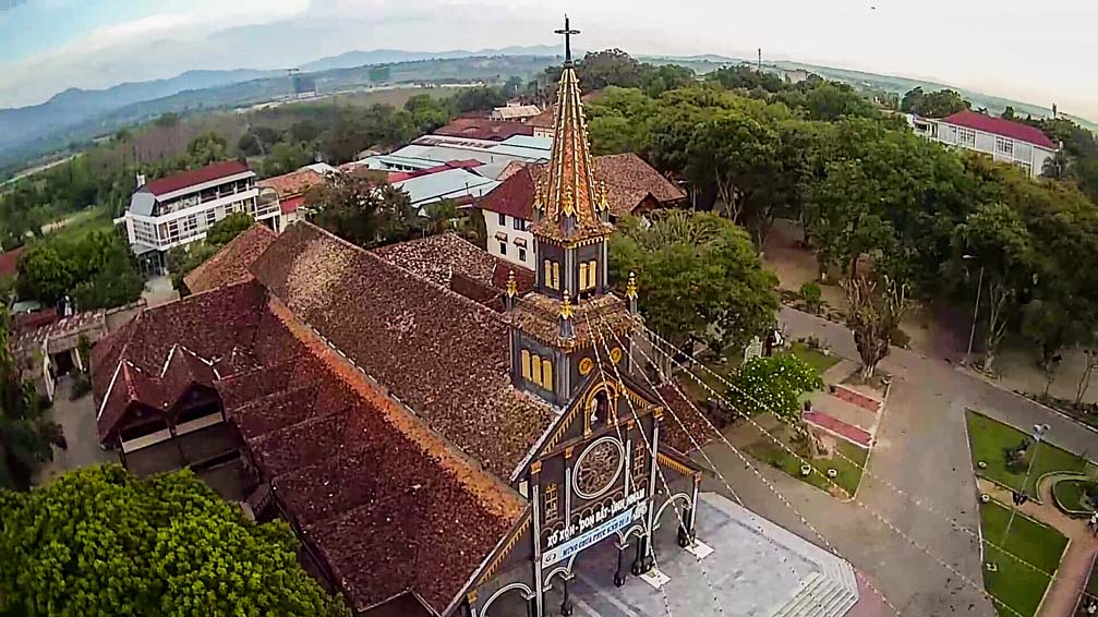 Hình ảnh Nhà Thờ Gỗ - Nhà thờ chính tòa giáo phận Kon Tum nhìn trên cao
